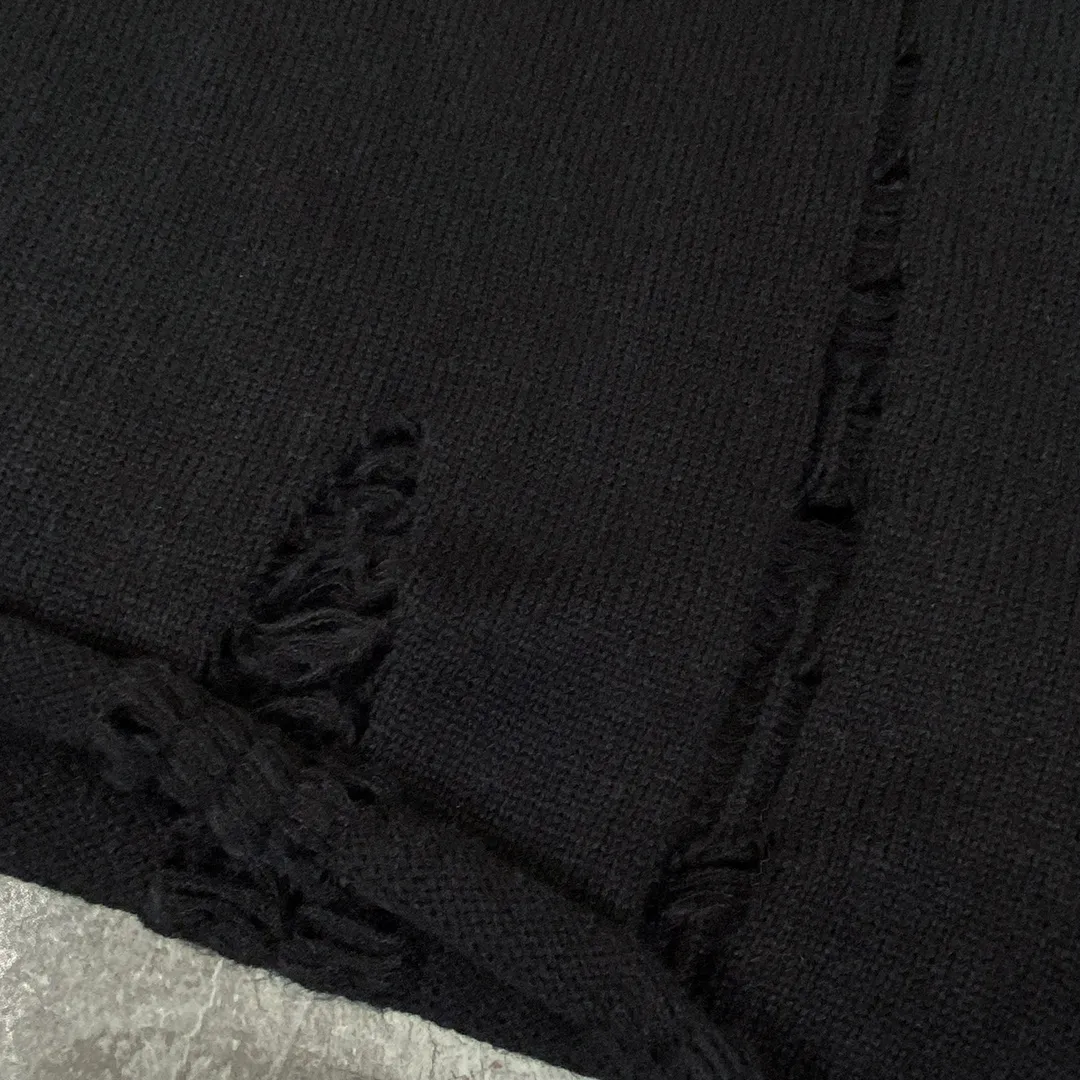 P240 Chrome Hearts CH Chrome Hearts Embroidered Disk Sanskrit Cross Hole Knitted Sweater Pullover. It’s a very popular style. It’s the same style for men and women. It’s matched with black and white. It looks great in real life. It looks good on the upper body. It looks good in daily wear. It’s even better when taking photos. It’s hard not to buy it. Buy it for me!!! Believe me, no one can refuse such a machine-length Chrome Hearts jacket. The version has been expanded based on the old version. The upper body is loose and stylish, and the hem is expanded to a casual design. Fat people look extremely slim, thin people have limited height and high-end. Ten thousand yuan ZP printing, 1:1 perfect restoration, looks good when worn alone or stacked, can be easily controlled by both men and women. If you care more about quality, you must also respect the price. It is completely different from the thin see-through bottoms and junk products on the market that pill when worn. If the style makes you shine at a glance, then quality is what you should pay more attention to. Compared with price, we focus on quality. Customers who have received my products all know it. ️️️ Sweaters on the market are generally made of bract core yarn. We use modal. The advantages over core-spun yarn are very intuitive: high cost, high price, high density, relatively expensive for developers, and let us make a lot less money. In addition, it is delicate, has no scum on the upper body, resists pilling, and is high-end. We are conscientious sellers and do not use core-spun yarn. Apart from being cheap, core-spun yarn is really useless. It shrinks, pills, hooks, and makes people pierced. He is proficient in everything. It is 2024. Who doesn’t want to look decent when they go out? Quality determines the upper body effect. No matter how bad the quality, the best style is still the temperament of the urban-rural fringe. We only do long-term business. Quality determines character. Take it back and wear it with confidence and wash it. The quality of the pattern will definitely make your eyes shine. We only make the right version of high quality. We make high-end hard goods. Reject junk goods and reject fast food. Conscientious quality and conscientious price. You deserve it!  Color: Black Beige Gray Size: S M L